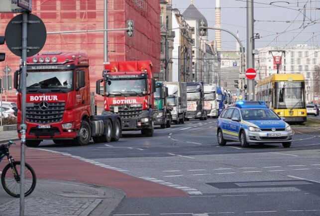 Der Fahrzeugekorso durch die Landeshauptstadt richtete sich gegen die hohen Kraftstoffpreise und die drohenden wirtschaftlichen Folgen. Foto: Roland Halkasch