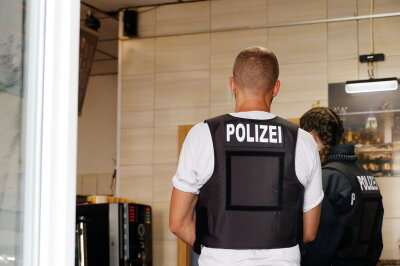 Großrazzia gegen Schwarzarbeit und Drogen auf dem Sonnenberg - Großrazzia auf dem Chemnitzer Sonnenberg. Foto: Harry Härtel