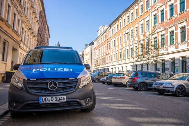 Im Leipziger Stadtteil Connewitz war am frühen Morgen in mehreren Wohnhäusern die Polizei im Einsatz. Foto: Christian Grube