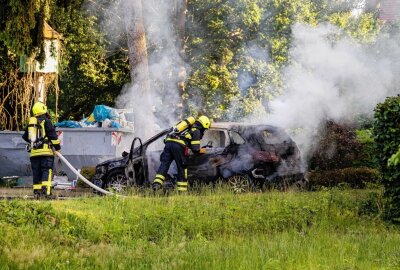 Großröhrsdorf: PKW steht in Flammen - Am Sonntagabend brannte ein PKW lichterloh. Foto: xcitepress