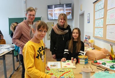 Felix Lötzsch und Nadine Weigel zeigen ihren jungen Interessenten aus Königswalde die Bedeutung des Spieles für die kindliche Entwicklung bis zur Herstellung eines Spielzeuges. Foto: Jana Kretzschmann