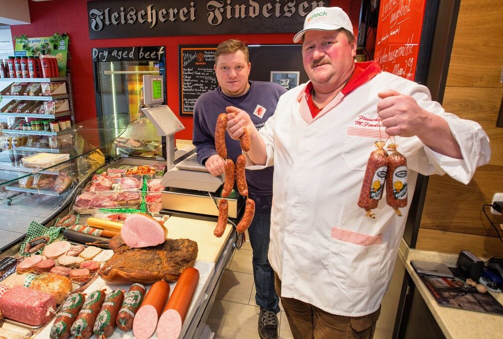 Chris und Mario Findeisen mit ihren preisgekrönten Fleisch- und Wurstspezialitäten. Foto: Jan Görner