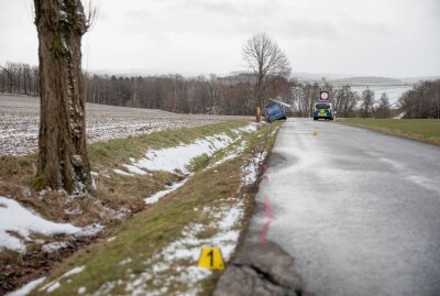 Großschirma: Verkehrsunfall mit tödlichem Ausgang - Ein 60-Jähriger Transporterfahrer kam auf der Verbindungsstraße zwischen Großvoigtsberg und Großschirma nach links von der Fahrbahn ab. Foto: Marcel Schlenkrich