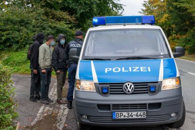 Großschleusung: Bundespolizei greift 50 Migranten auf - Großschleusung in Lückendorf: 50 Migranten aufgegriffen. Foto: xcitepress/Thomas Baier