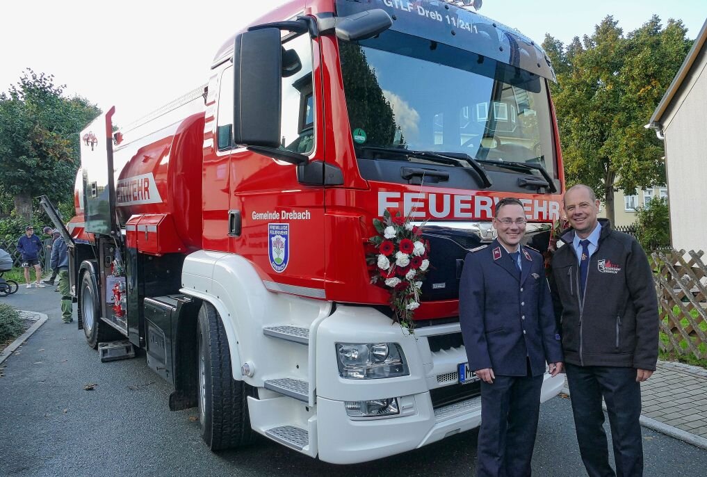 Drebachs Feuerwehrleiter Dirk Arnold und Hauptbrandmeister Ulf Wilhelm freuen sich über das neue Großtanklöschfahrzeug, weil dadurch die Einsatzbedingungen erheblich verbessert werden. Foto: Andreas Bauer