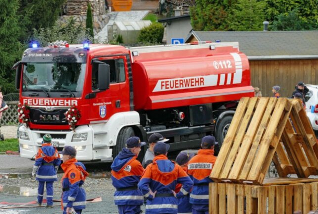 Großtanklöschfahrzeug verstärkt die Drebacher Feuerwehr - Bei einer Schauübung auf dem Dorfplatz kam der "Neuzugang" direkt zum Einsatz. Foto: Andreas Bauer