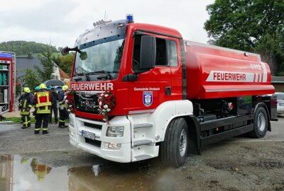 Großtanklöschfahrzeug verstärkt die Drebacher Feuerwehr - Durch den großen Tank auf dem Transporter stehen an der Einsatzstelle sofort 9000 Liter Wasser zur Verfügung. Foto: Andreas Bauer