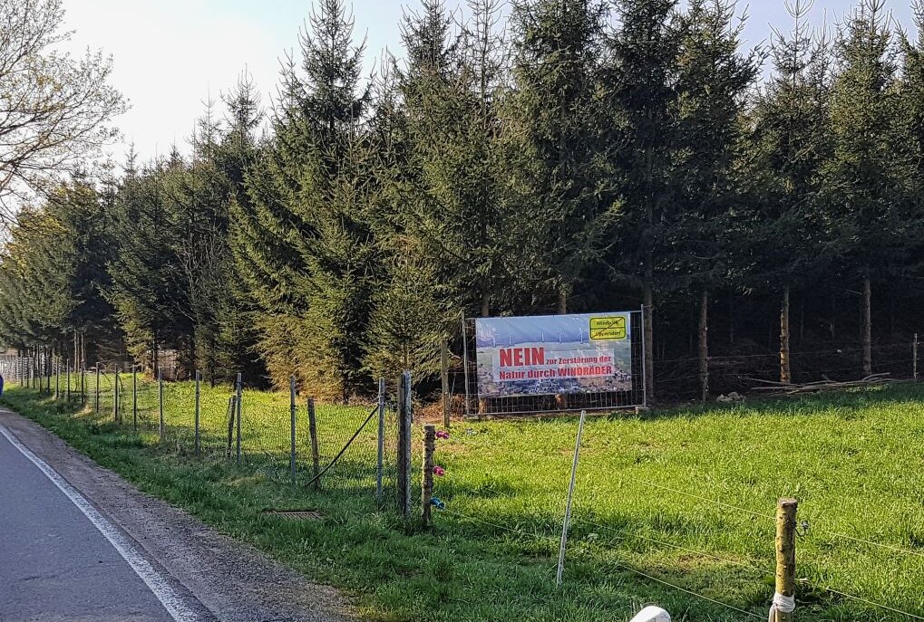 Großteil der Lippersdorfer Bürgerschaft ist gegen die Errichtung von Windkraftanlagen - Am Ortseingang von Lippersdorf macht ein Schild auf das Thema aufmerksam. Foto: Matthias Müller
