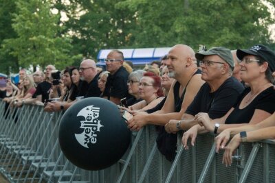 Welle:Erdball eröffneten das Konzert am Sonntag im Gründelpark Glauchau. 