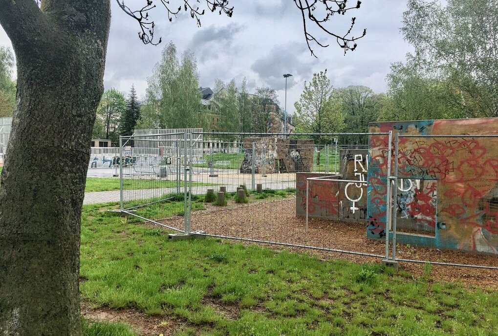 Grüne fordern: "Pandemie für Kinder erträglich machen" - Freizeitanlagen im Konkordiapark sind derzeit eingezäunt.Foto: Steffi Hofmann