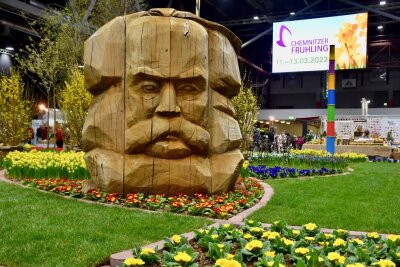 Ein zwei Meter hoher Karl- Marx-Kopf aus Holz geschnitzt. Foto: Steffi Hofmann