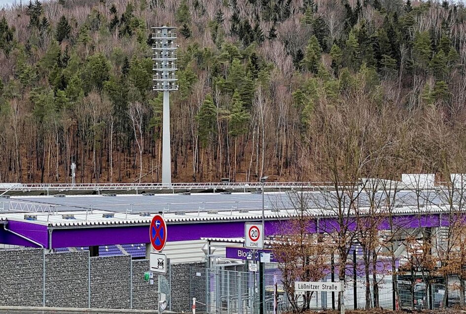 Auf dem Dach des Erzgebirgsstadions in Aue wird eine Photovoltaik-Anlage installiert. Foto: Ralf Wendland
