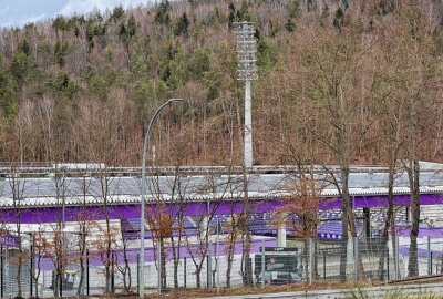 Grüner Strom kommt künftig vom Dach des Erzgebirgsstadions - Auf dem Dach des Erzgebirgsstadions in Aue wird eine Photovoltaik-Anlage installiert. Foto: Ralf Wendland