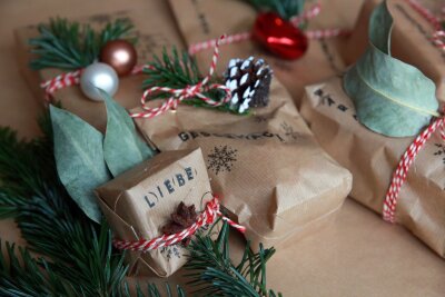 Grünere Weihnachten: Clevere Tipps zum Papiersparen - Packpapier ist nicht nur umweltfreundlich, sondern kann auch individuell gestaltet und verziert werden.
