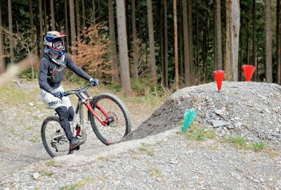 Grünes Licht für Radsport-Fans: Saisonstart in der Bikewelt im Vogtland - Rasant unterwegs: Adrenalinkick auf den Abfahrten des Bike-Parks. Foto: Thomas Voigt