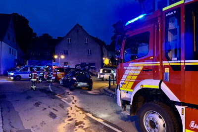 Grünhain-Beierfeld: Feuer- und Ölwehr nach Crash im Einsatz - Ein PKW Opel Corsa kollidierte beim Schneiden einer Kurve mit dem Gegenverkehr.