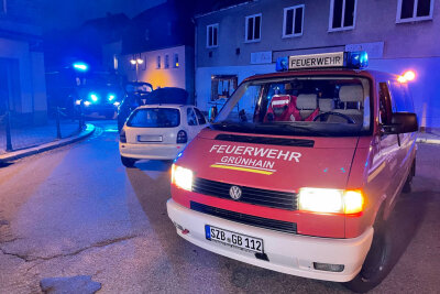 Grünhain-Beierfeld: Feuer- und Ölwehr nach Crash im Einsatz - Ein PKW Opel Corsa kollidierte beim Schneiden einer Kurve mit dem Gegenverkehr.