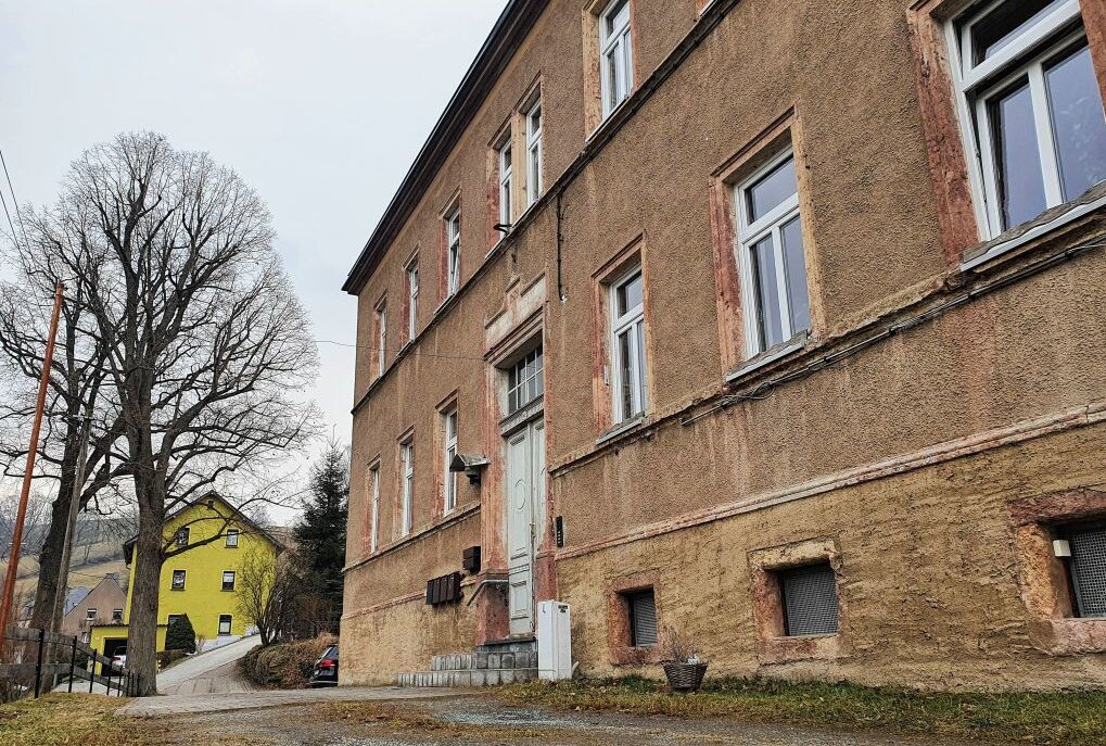Auch in der alten Waldkirchener Schule stehen Wohnungen frei, die in absehbarer Zeit saniert werden sollen. Foto: Andreas Bauer