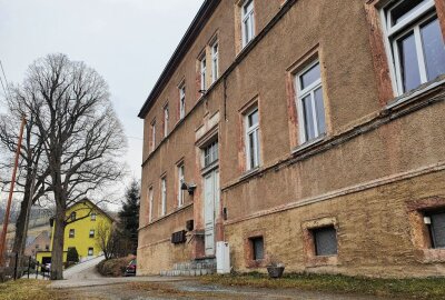 Grünhainichen setzt auf kommunale Wohnungen - Auch in der alten Waldkirchener Schule stehen Wohnungen frei, die in absehbarer Zeit saniert werden sollen. Foto: Andreas Bauer