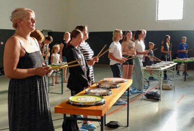 Grünhainichener Grundschüler gehen mit viel Rhythmus in die Ferien - Mit diesen Trommeltischen begann das Projekt vor sechs Jahren, sie kommen immer noch zum Einsatz. Foto: Andreas Bauer