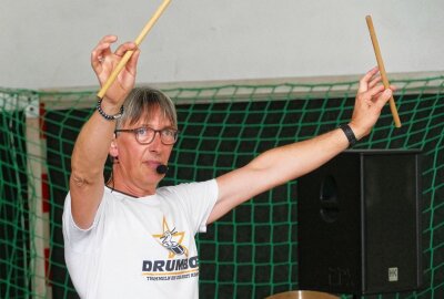 Grünhainichener Grundschüler gehen mit viel Rhythmus in die Ferien - Nur ein paar Worte des Schlagzeuglehrers - und dann ging's los. Foto: Andreas Bauer