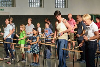 Grünhainichener Grundschüler gehen mit viel Rhythmus in die Ferien - Die Freude war den Teilnehmern anzumerken. Foto: Andreas Bauer