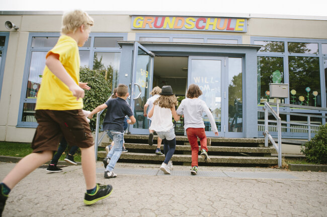 Grundschule Erla-Crandorf bekommt 338.000 Euro für Branschutz - Am Donnerstag erhält die Grundschule den Fördermittelbescheid über 338.000 Euro.