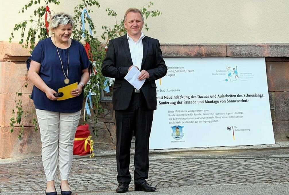 Stellvertretende Schulleiterin Ines Albrecht und Bürgermeister Ronny Hofmann weihen die Grundschule in Lunzenau nach Sanierung ein. Foto: Andrea Funke
