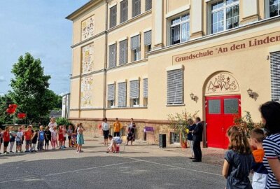 Grundschule in Lunzenau wurde chic gemacht - Schüler sangen und führten zur Einweihung einen Sketch auf. Foto: Andrea Funke