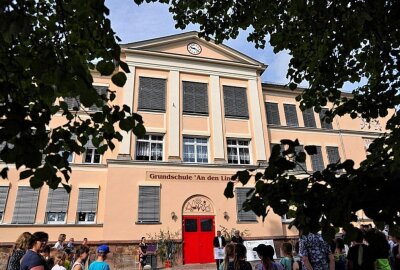 Grundschule in Lunzenau wurde chic gemacht -  Fassade, Dach und Turmuhr wurden saniert und Außenjalousien angebracht. Foto: Andrea Funke