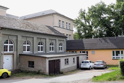 Grundschule in Lunzenau wurde chic gemacht - Die Turnhalle (l.) )und der Verbindungsbau werden demnächst saniert. Foto: Andrea Funke