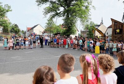 Grundschule in Lunzenau wurde chic gemacht - Alle Klassen waren zur Feier des Tages auf den Schulhof gekommen. Foto: Andrea Funke