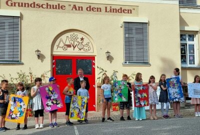 Grundschule in Lunzenau wurde chic gemacht - Die Schüler bedankten sich mit selbst gestalteten Plakaten für die Sanierung. Foto: Andrea Funke
