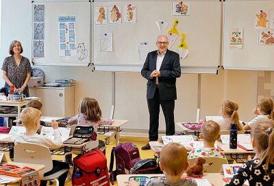 Grundschule "Weststraße" in Chemnitz wurde teileröffnet - Oberbürgermeister Sven Schulze in der Klasse 1A. Foto: Harry Härtel