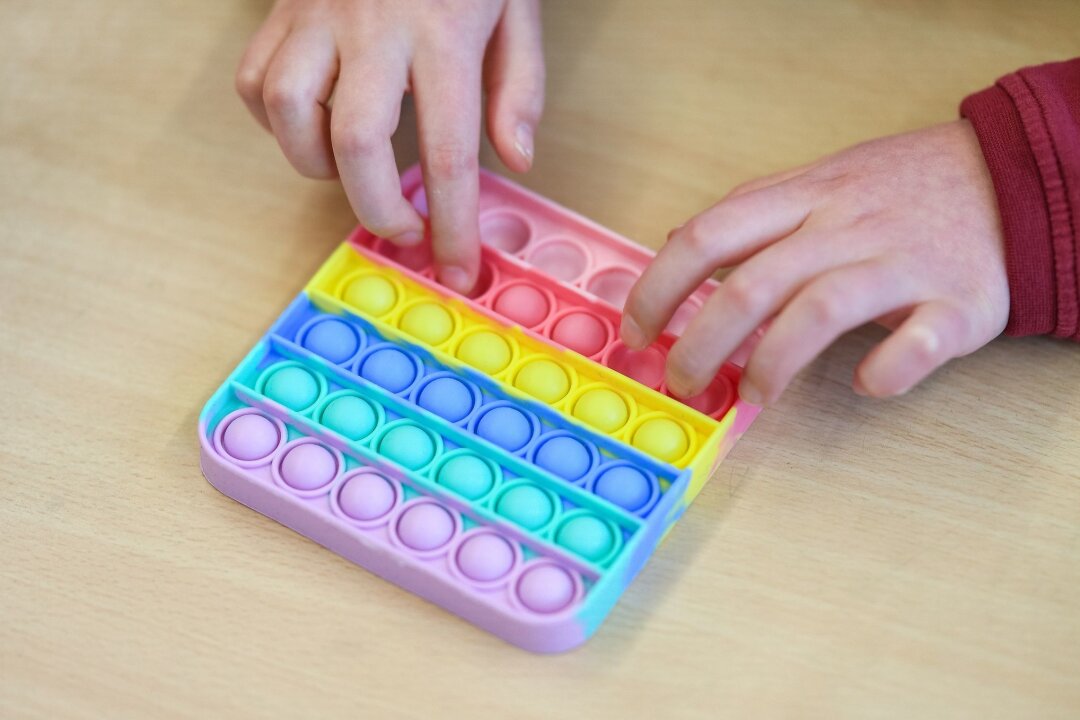 Grundschulen können sich für Spielzeug-Ausstattung bewerben - In einem Klassenzimmer einer Grundschule spielt ein Kind mit Pop-Its.