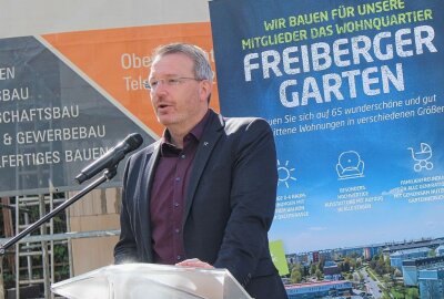 Grundsteinlegung im "Freiberger Garten" - Auch Freibergs Oberbürgermeister Sven Krüger war zur Grundsteinlegung dabei. Foto: Renate Fischer