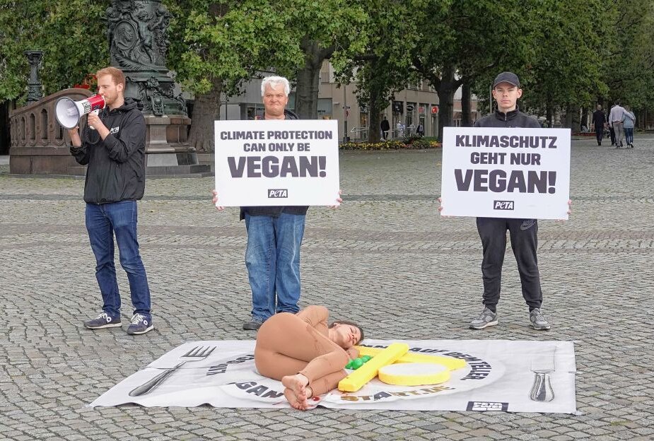 Grusel-Aktion in Dresden: Halbnackter Aktivist als "blutiges Steak" auf dem Teller - Peta brachte eine bildstarke Botschaft auf den Neustädter Markt in Dresden. Foto: xcitepress