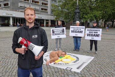 Grusel-Aktion in Dresden: Halbnackter Aktivist als "blutiges Steak" auf dem Teller - Aktionskoordinator Steffen Lenhardt. Foto: xcitepress