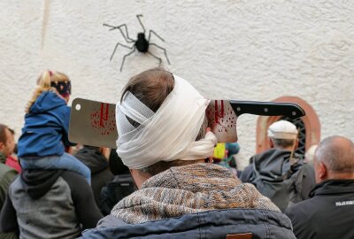 Gruseliges Halloween: Burg Scharfenstein für einen Tag verhext - Auch die Besucher selbst trugen Kostüme und noch einiges mehr. Foto: Andreas Bauer