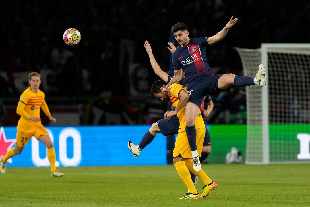 Gündogan nach Hinspiel von Barça: "Müssen das wiederholen" - Barcelonas Ilkay Gündogan im Zweikampf mit Lucas Beraldo von Paris Saint-Germain.