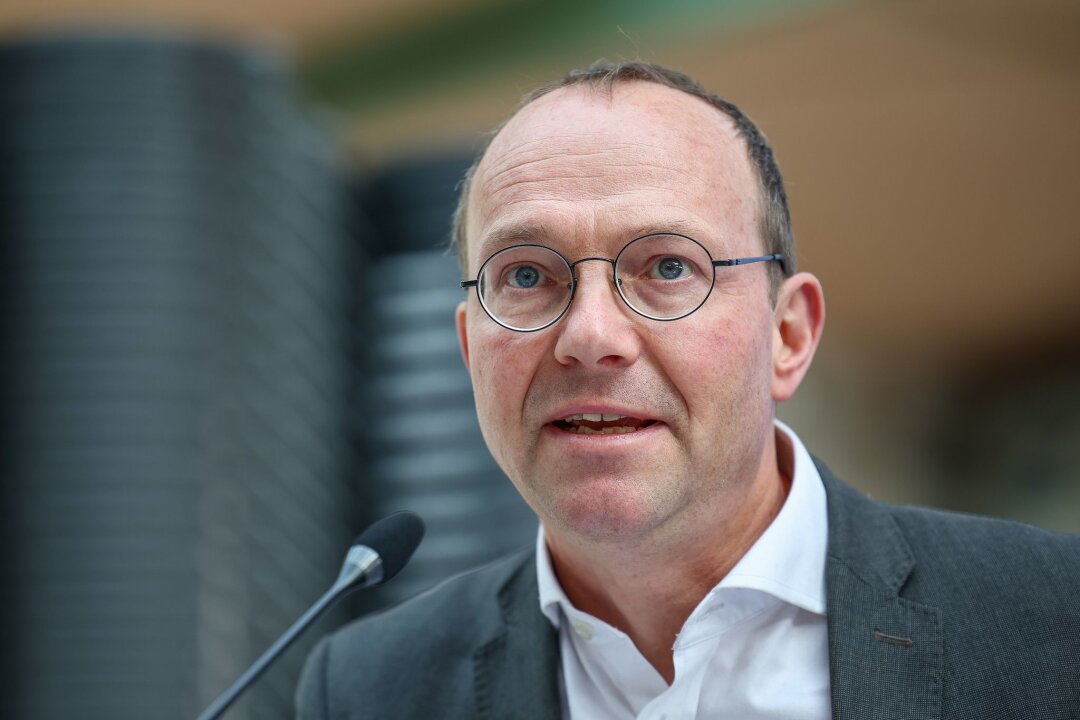 Günther warnt vor Unwetter und Hochwasser - Wolfram Günther (Bündnis90/Die Grünen), Umweltminister von Sachsen, spricht während einer Pressekonferenz.