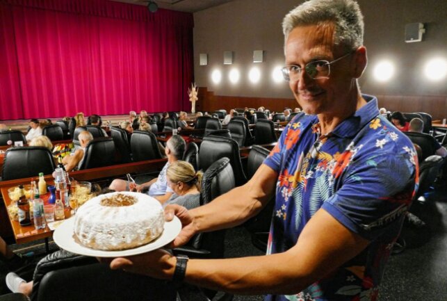 Kinobetreiber Sven Kruppa verloste anfangs vor jeder Vorführung einen Guglhupf-Kuchen. Foto: Andreas Bauer