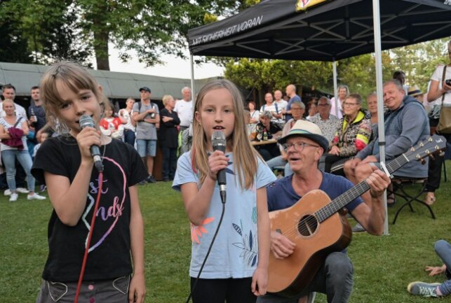 Die beiden Neunjährigen Finja Rehropp (li.) und Sophia Jäckel haben für ihren Auftritt viel Applaus bekommen - rechts im Bild Jens Möckel von der Gruppe "Die Behüteten". Foto: Ralf Wendland
