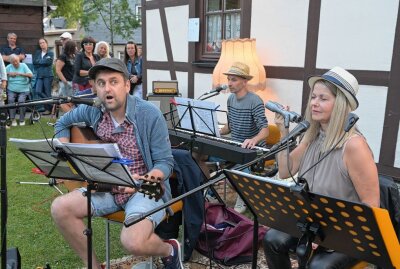 Gute Resonanz bei der Fete de la Musique - Vorm Huthaus am Paukner-Stolln, wo erstmalig ein Musikpunkt war, haben unter anderem "Die Behüteten" gespielt. Foto: Ralf Wendland