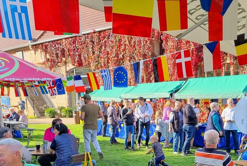Gute Resonanz des Europa-Sommerfestes 2021 - Am Glücksrad. Foto: Pressemeldung