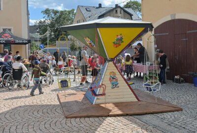 Guter Zuspruch beim Filmfestival "Movieqidi" - Vorm Kulturzentrum in Eibenstock ist auch ein Kinderkarussell aufgebaut gewesen. Foto: Ralf Wendland