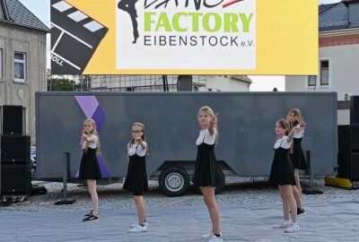 Guter Zuspruch beim Filmfestival "Movieqidi" - Zum Rahmenprogramm vorm Kulturzentrum in Eibenstock gehörten Auftritte der Dance Factory. Foto: Ralf Wendland