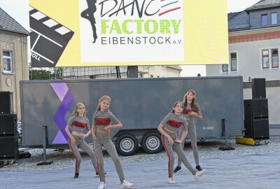 Guter Zuspruch beim Filmfestival "Movieqidi" - Zum Rahmenprogramm vorm Kulturzentrum in Eibenstock gehörten Auftritte der Dance Factory. Foto: Ralf Wendland