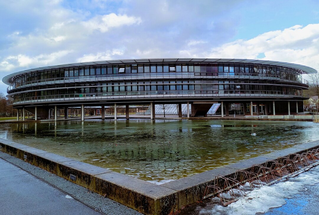 Gymnasium Flöha lädt am 2. Februar zum Tag der offenen Tür ein - Das Gymnasium in Flöha besticht durch seine Architektur. Es wurd 1996 eingeweiht. Foto: Knut Berger