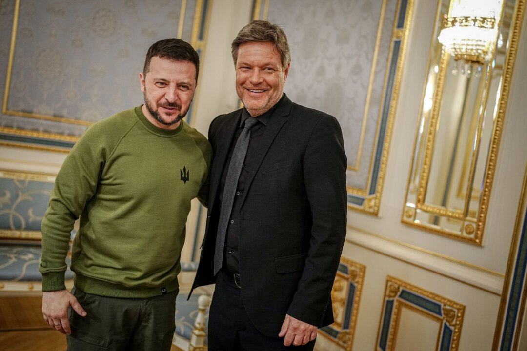 Habeck besucht die Ukraine: "Kampf um Freiheit" - Bei seinem Besuch in Kiew wurde Vizekanzler Robert Habeck (r) auch von dem ukrainischen Präsidenten Wolodymyr Selenskyj empfangen.